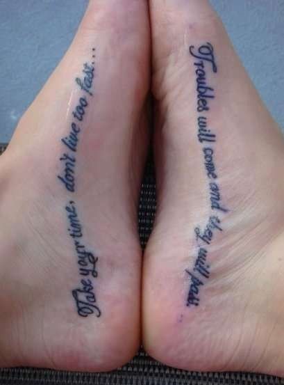 女人脚部个性的字母纹身