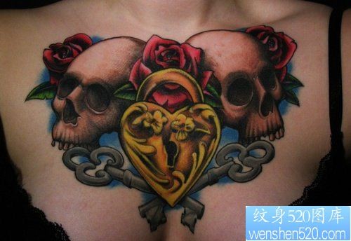 女性胸口骷髅纹身图案
