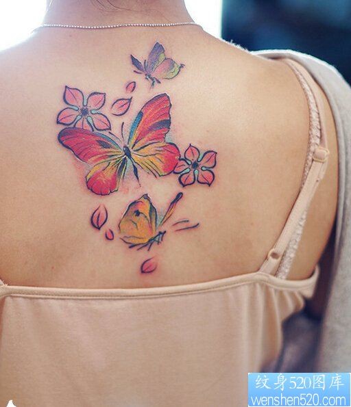 女性背部水彩蝴蝶樱花纹身图案