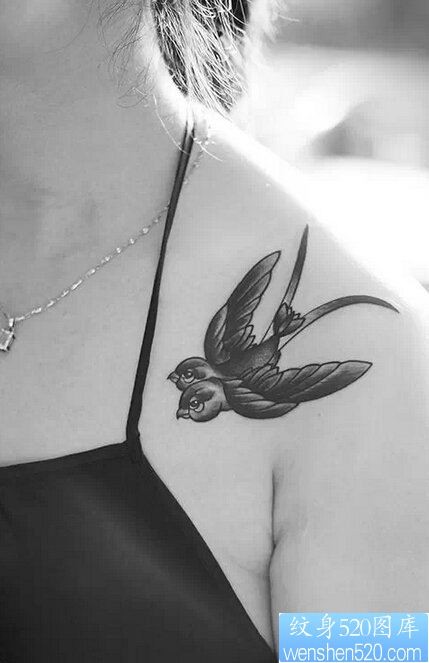 女性肩部双头燕纹身图案