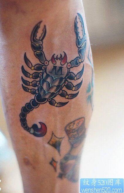 一款腿部守旧派蝎子纹身图案