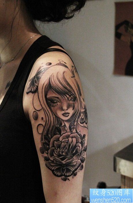 女性手臂黑灰小丑蛾子纹身图案
