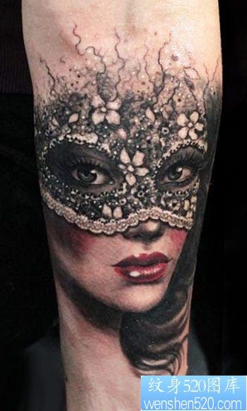 最好的纹身馆推荐一款手臂面具女郎纹身图案