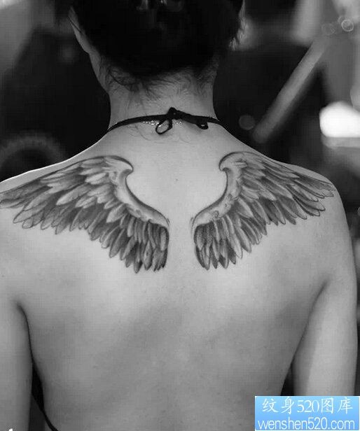 女性背部小双翼纹身图案