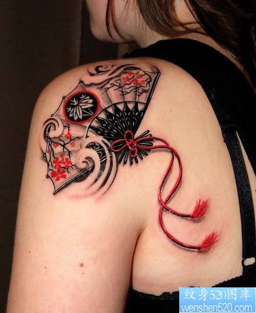 女性肩部扇子纹身图案