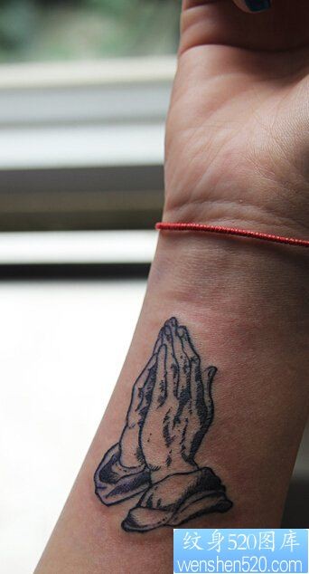 手腕祈祷的手纹身图案