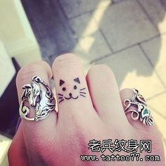 手指小清新猫咪纹身图案