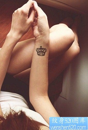 女性手腕皇冠纹身图案