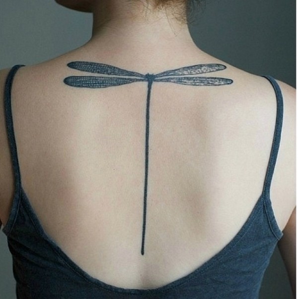 女性后背竹蜻蜓刺青