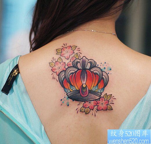 女性背部皇冠樱花纹身图案