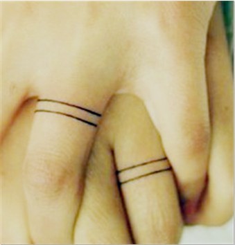 情侣手指戒指简约线条爱情刺青