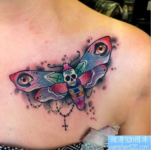 女性肩部彩色骷髅蛾子纹身图案