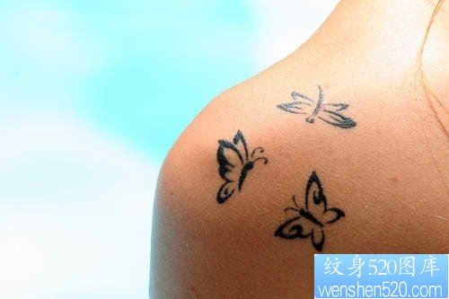 小清新女性肩部个性蝴蝶纹身图案