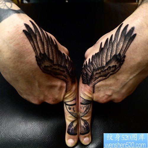 手部翅膀纹身图案