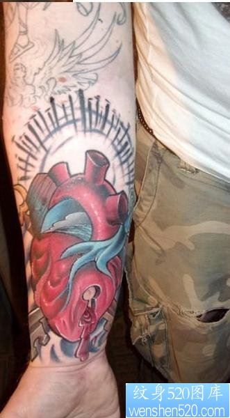 纹身馆推荐一款手臂心脏纹身图案