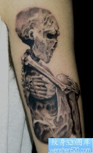 一款手臂骷髅人纹身图案