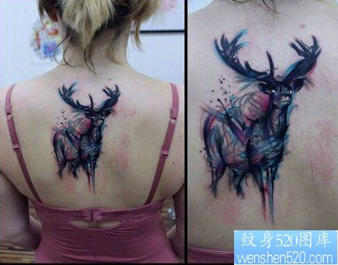 女性背部泼墨羚羊纹身图案