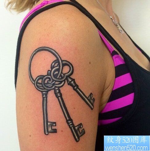 一款女性手臂钥匙纹身图案