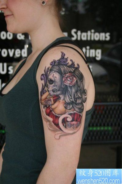 女性手臂彩色女郎纹身图案