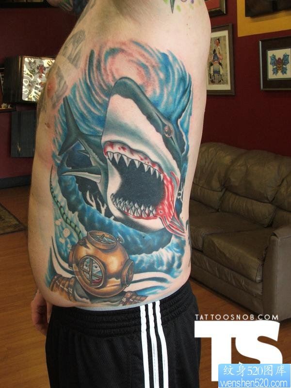 一款侧腰彩色鲨鱼纹身图案