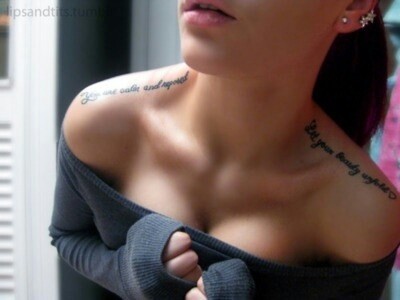 女性肩部一条英文纹身