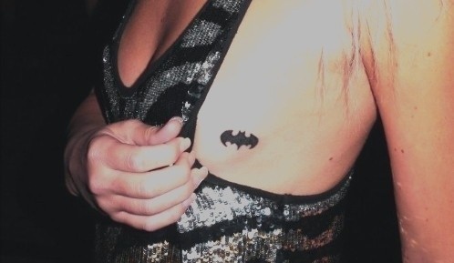 女性胸部蝙蝠刺青