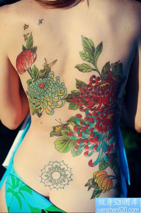 女性背部菊花纹身图案