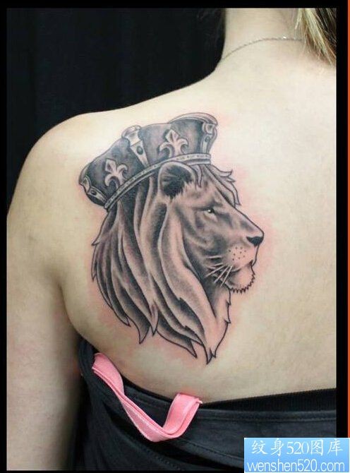 一款女性肩背部狮子王纹身图案
