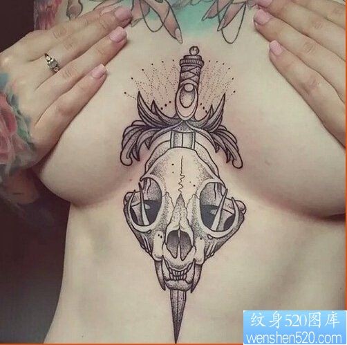 女性胸口骷髅匕首纹身图案