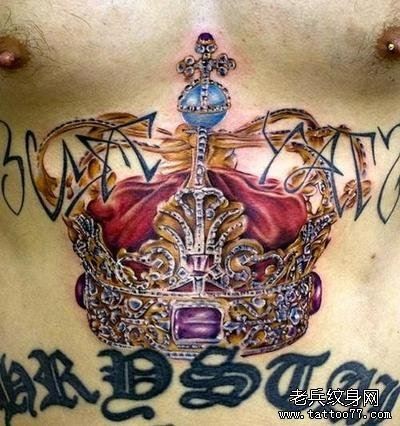 一款胸口皇冠纹身图案