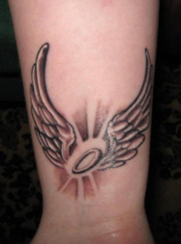 手腕上小巧漂亮的天使翅膀纹身
