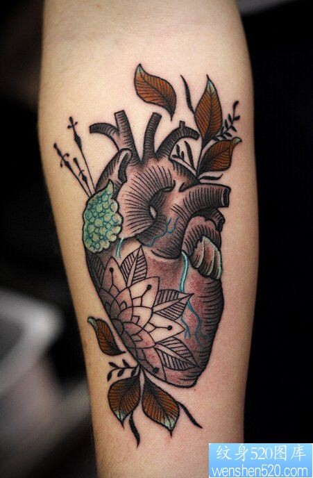 一款手臂黑灰素描心脏纹身图案