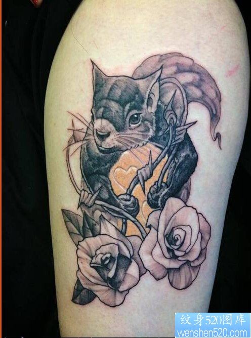 一款手臂老鼠玫瑰花纹身图案