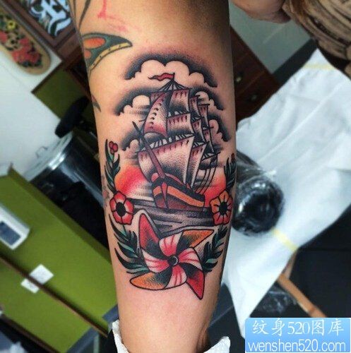 一款手臂帆船纹身图案