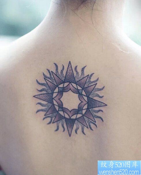 女性背部点刺太阳图腾纹身图案