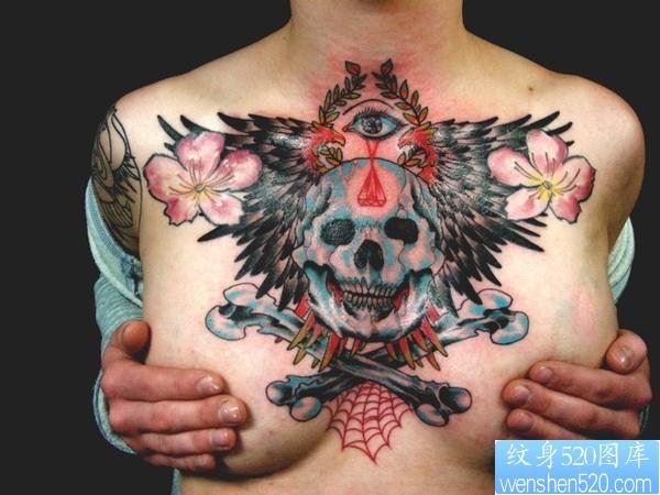 一款女性胸口骷髅翅膀纹身图案