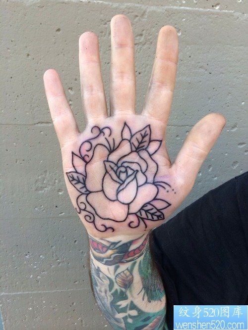 最好的纹身馆推荐一款手部玫瑰花纹身图案