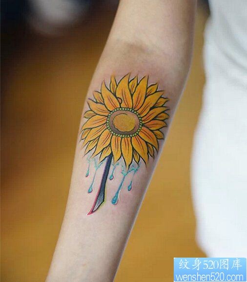 手臂彩色向日葵纹身图案