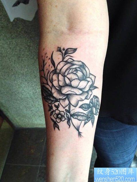 一款手臂黑灰玫瑰纹身图案