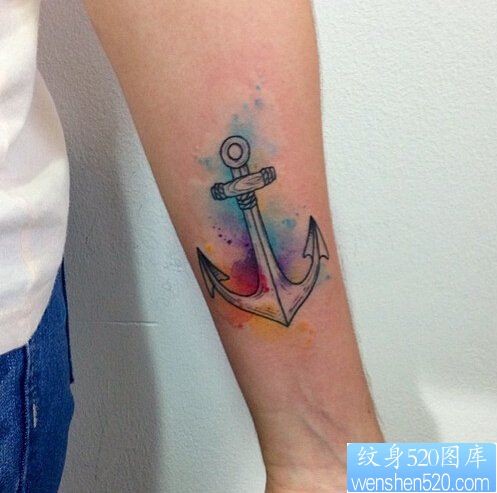 一款手臂彩色船锚纹身图案