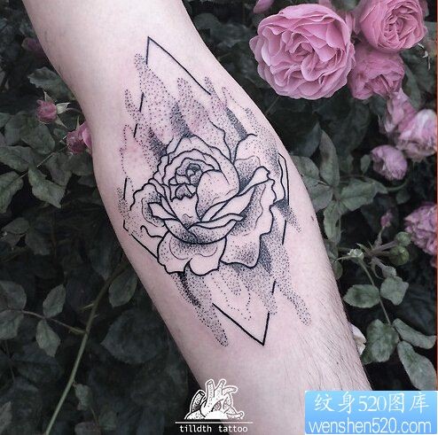一款手臂玫瑰纹身图案
