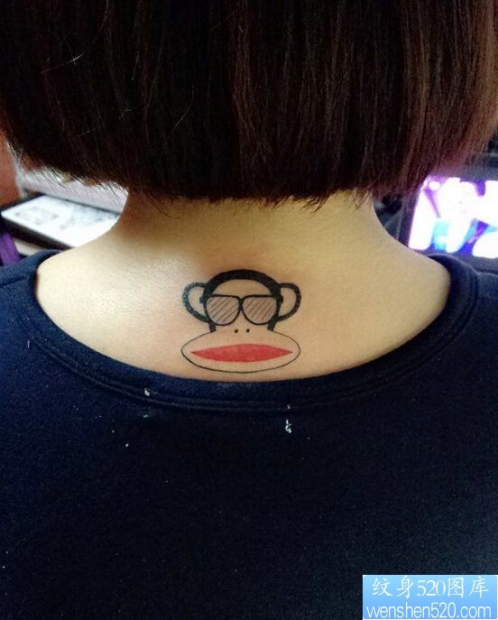 一款颈部大嘴猴纹身图案