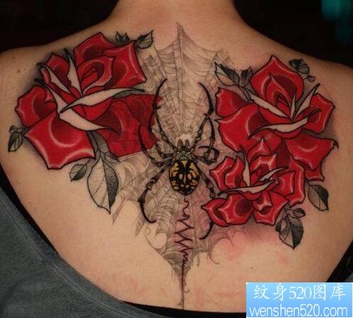 女性背部玫瑰花蜘蛛纹身图案
