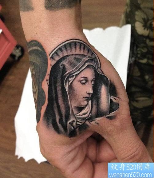 一款手部圣母玛利亚纹身图案