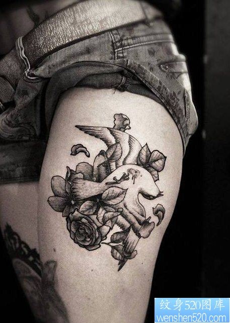 一款女性腿部鸽子玫瑰纹身图案