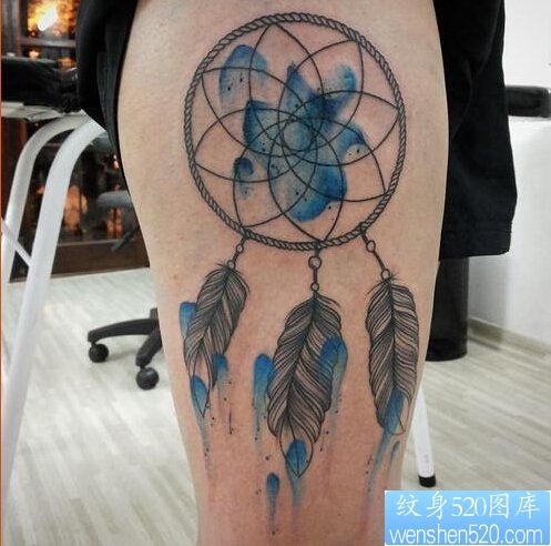 一款女性腿部捕梦网纹身图案