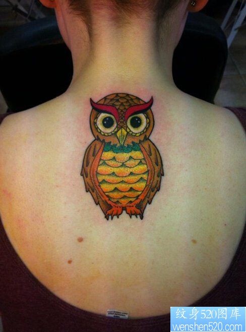 一款颈部猫头鹰纹身图案