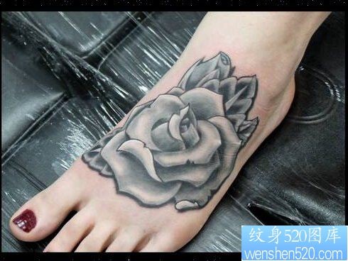 脚背黑灰玫瑰花纹身图案