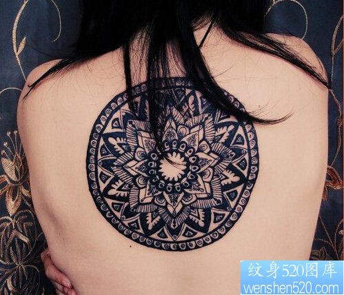 一款女性背部梵花纹身图案