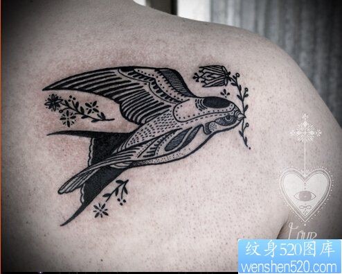 一款肩部燕子纹身图案